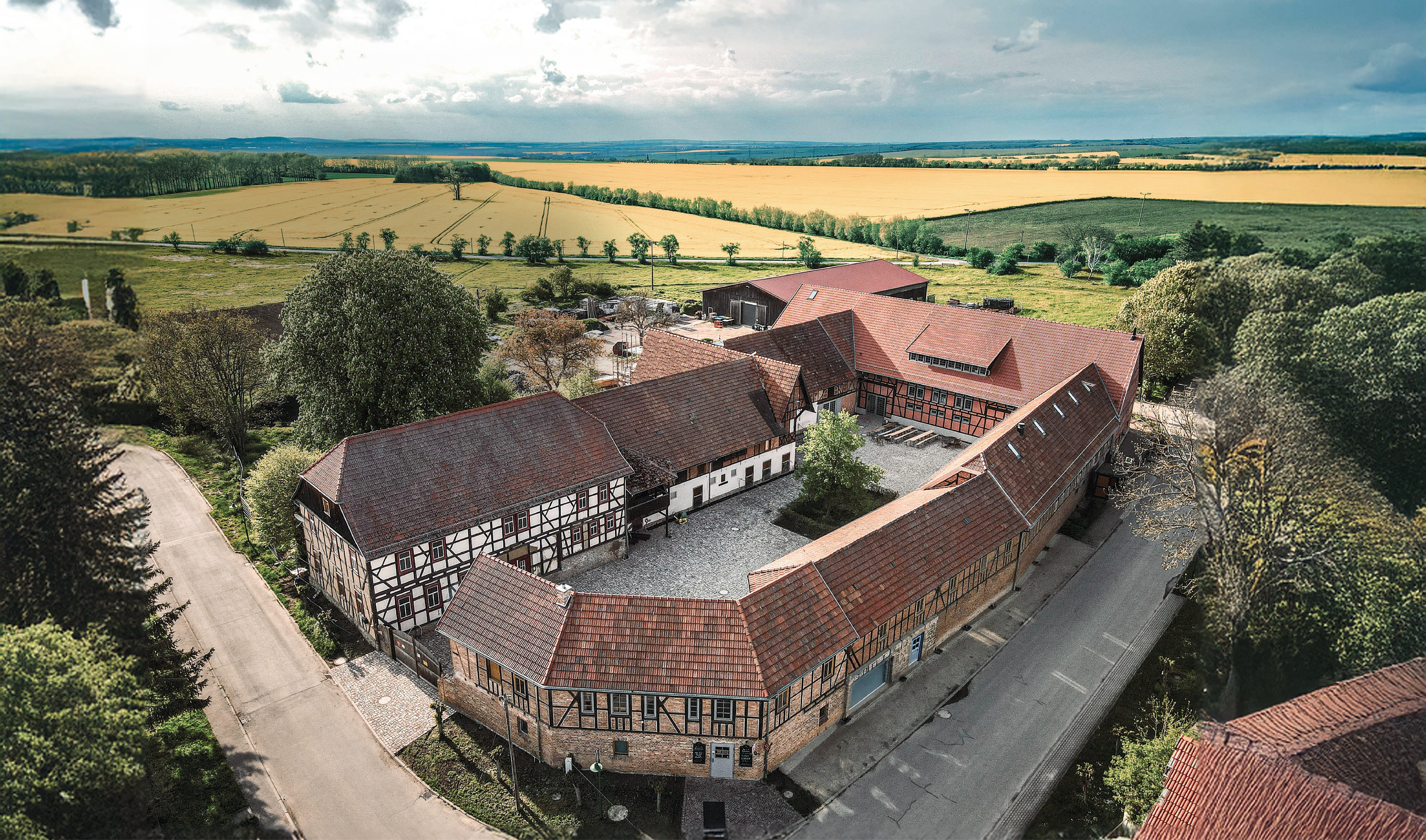 Luftansicht des Goldhelm-Schokoladenhofs in Wülfershausen.